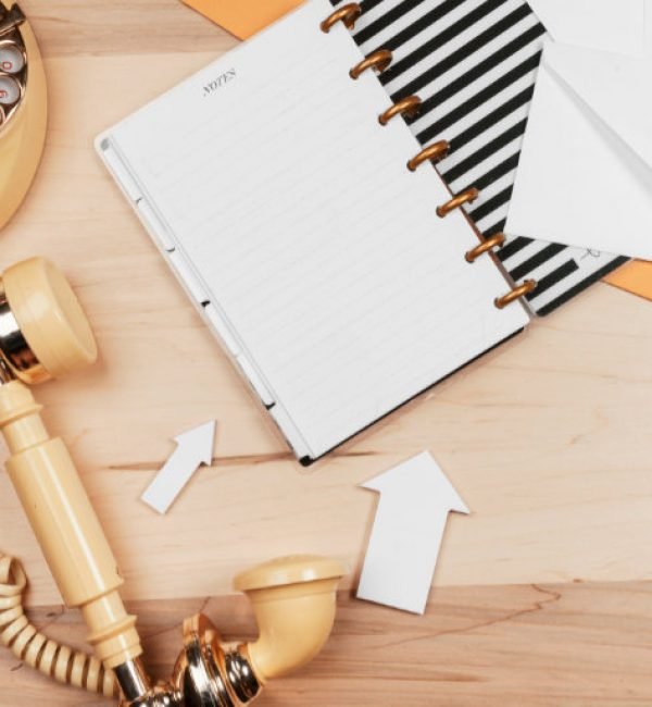 Zdjęcie telefonu i notatnika Zdjęcie telefonu i notatnika